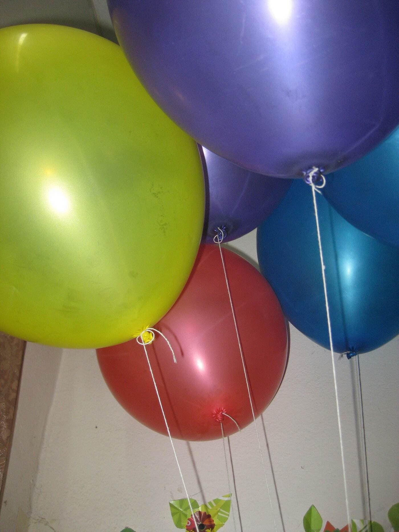 Bunte Luftballons auf einem Fest