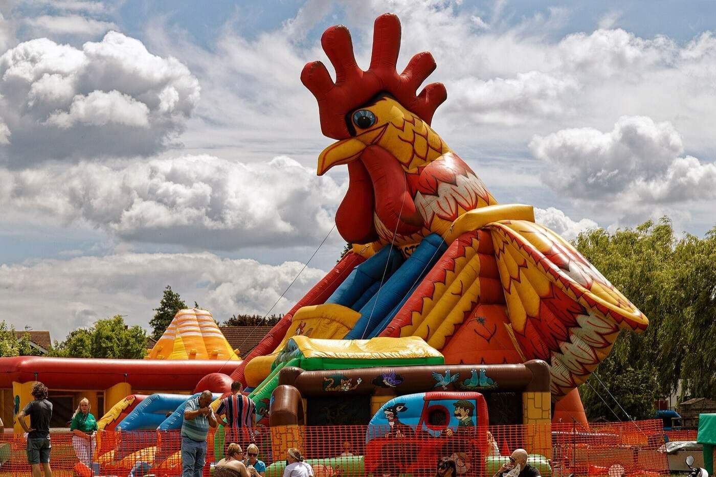 Die Ritterburg aufgebaut auf einer Festwiese