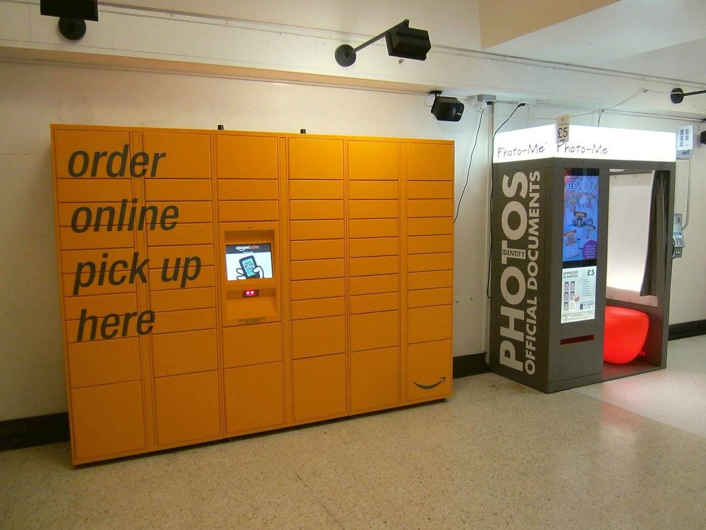 Gäste posieren mit Requisiten vor einer Fotobox