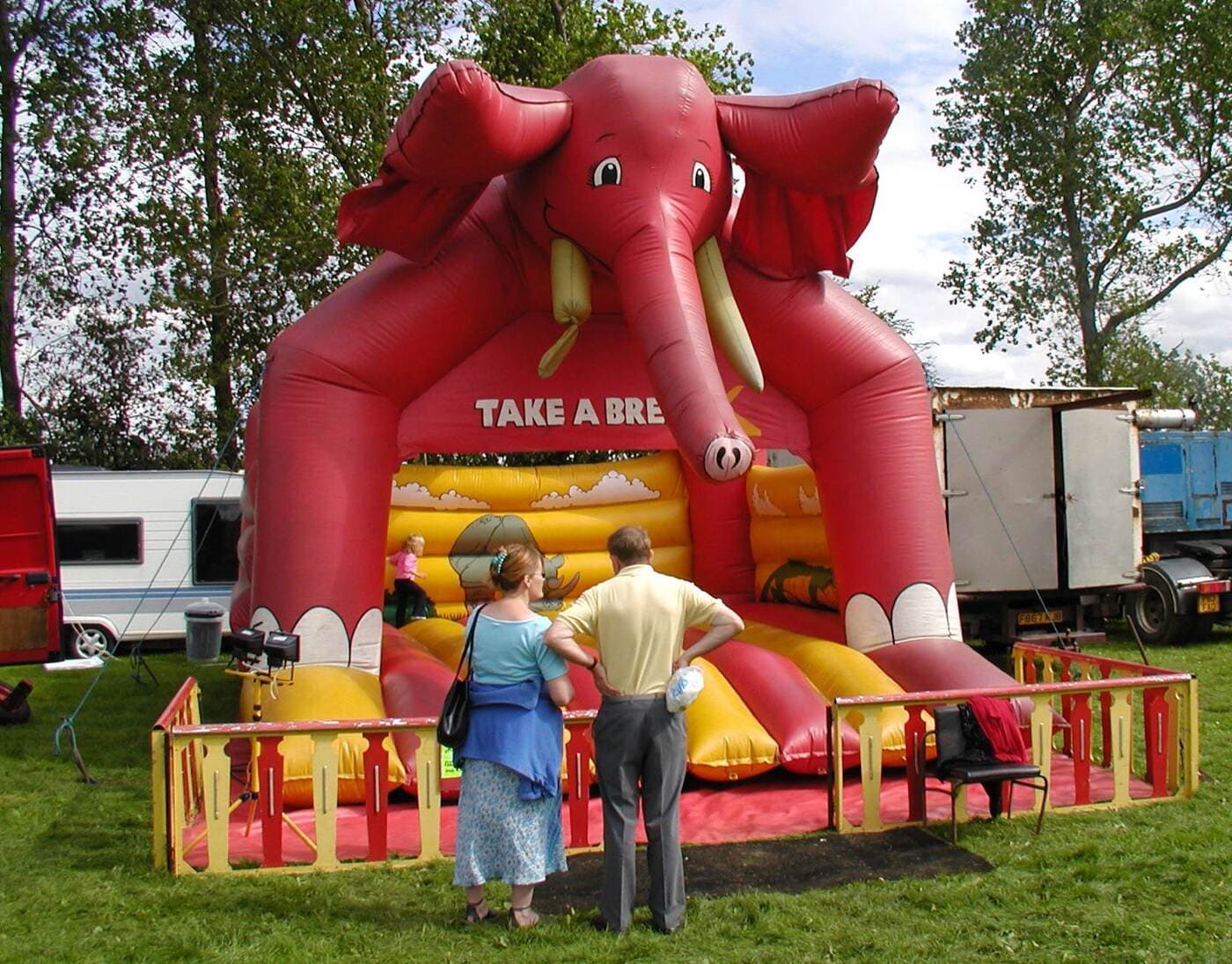 Kinder springen auf einer Hüpfburg